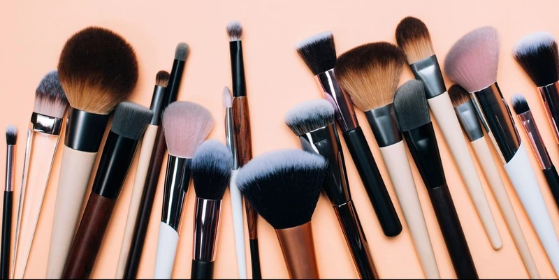 brush makeup - Nama Alat Make Up dan Gambarnya