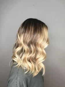 Vanilla Swirl model rambut ikal pendek untuk wajah bulat
