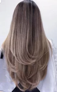 Rambut panjang dengan layer dan potongan layer v cut
