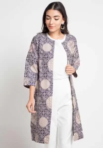 Blazer batik berpotongan longgar loose Inilah 10 Model Blazer Batik untuk Wanita Gemuk yang Modis
