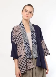 Blazer batik dengan pola batik yang tidak memenuhi blazer Inilah 10 Model Blazer Batik untuk Wanita Gemuk yang Modis