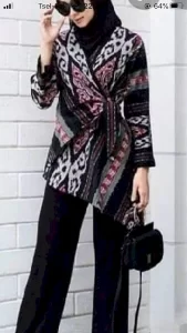 Blazer bergaya wrapped Inilah 10 Model Blazer Batik untuk Wanita Gemuk yang Modis