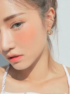 Gunakan blush untuk efek pipi kemerahan Tutorial Make Up Korea yang Bisa Kamu Ikuti