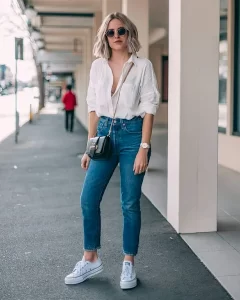 Kemeja putih dengan celana high waist jeans 15 Inspirasi OOTD Simple Kemeja Putih