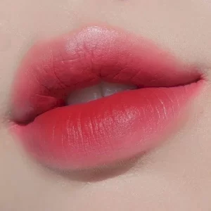 Pakai lipstik dengan warna gradasi gradient lipstick Tutorial Make Up Korea yang Bisa Kamu Ikuti