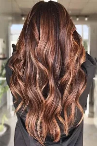 Dark Chocolate Hair with Chestnuts Highlights warna rambut yang membuatmu tampak lebih fresh dan awet muda