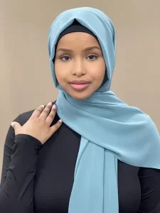 Biru Teal warna hijab yang cocok untuk kulit sawo matang