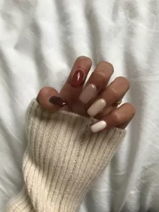 Brown Gradient Nails warna nail art yang cocok untuk kulit sawo matang