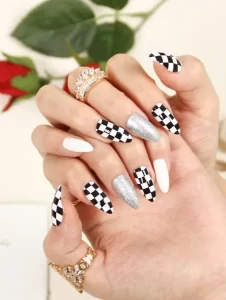 Checkered Nails Nail Art Hitam dan Putih