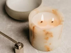 Memajang Lilin Aroma Terapi Di Sudut Ruangan