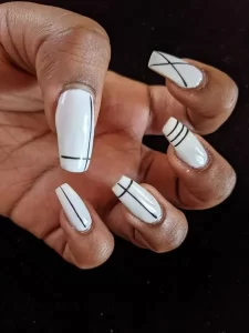 Simple White Lines warna nail art yang cocok untuk kulit sawo matang