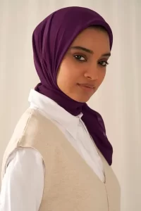 Ungu Plum warna hijab yang cocok untuk kulit sawo matang