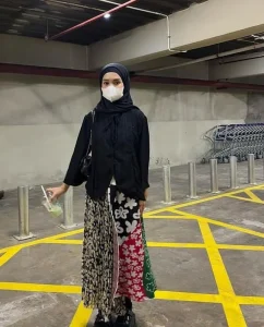 Atasan polos + Rok bermotif OOTD Hijab Simple untuk Hangout