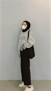 Simple crewneck + loose pants OOTD Hijab Simple untuk Hangout