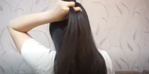 3. Mulai mengepang rambut dengan mengambil rambut bagian kanan lalu jalin ke bagian rambut kiri