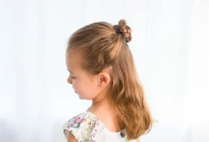 Half up bun Cara Mengikat Rambut Pendek anak Perempuan