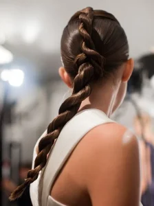 Sleek twisted braid Model Rambut Kepang untuk Pesta